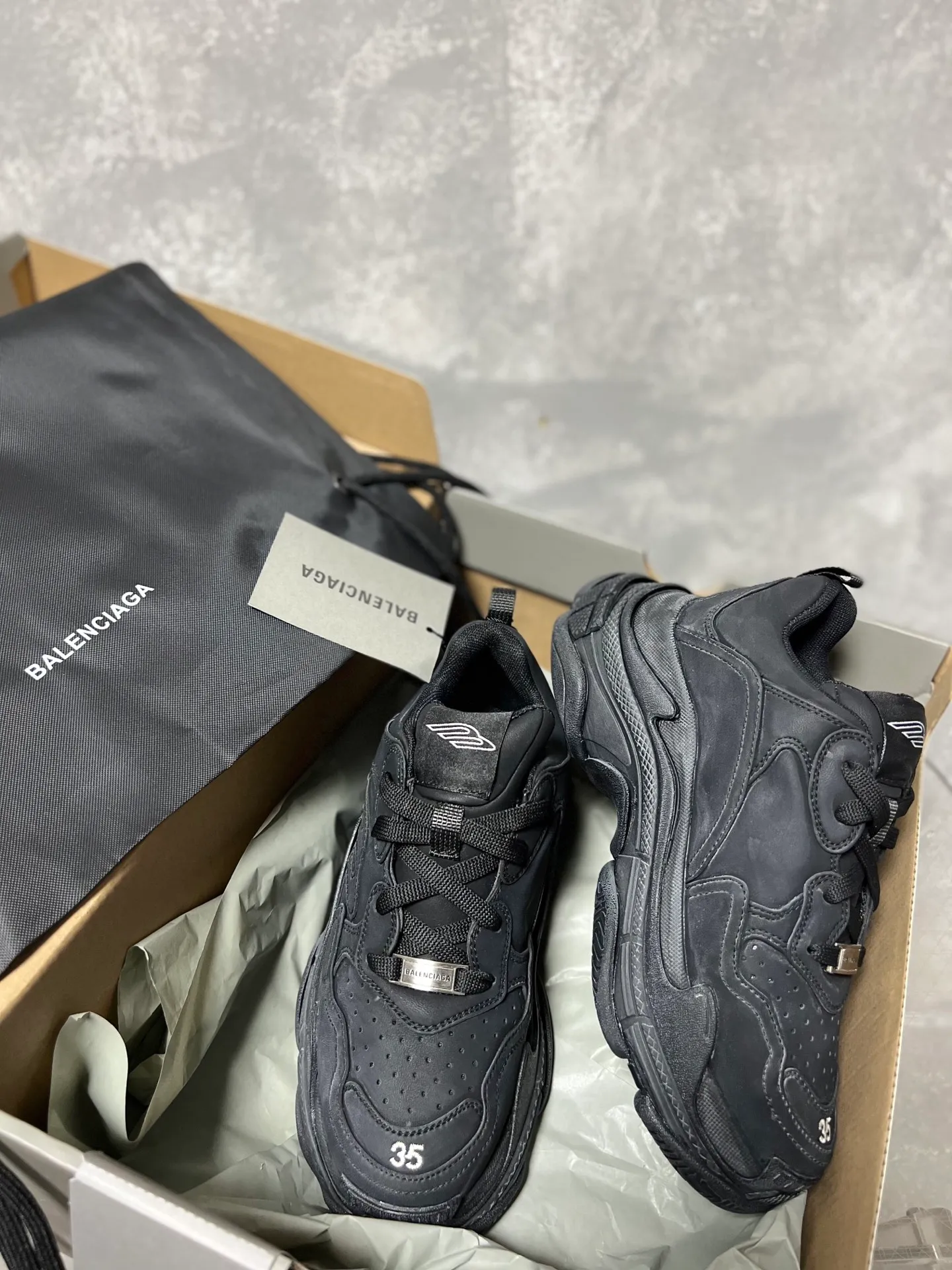 👟👟Ex-factory price 720👟👟 Balenciaga, couples model Triple S series round toe distressed. The design of this shoe comes from the classic Cargo 3B Sports lcon element, 3 but not as exaggerated as Cargo. It is really fashionable and practical! It has both a sporty feel and a street style, making it perfect for friends who like hiking! Code number: 35-45